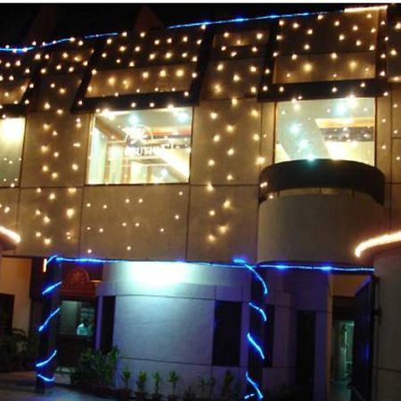 לקנאו Oyo 15791 Flagship Hotel Executive Hazratganj מראה חיצוני תמונה
